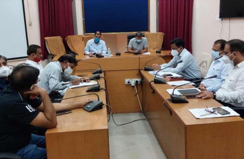 व्यापारियों की बैठक लेते कलक्टर देवड़ा। उदयपुर कलक्टर बोले : रियायतें बढ़ी हैं, लेकिन कोरोना की रिस्क कम नहीं हुई