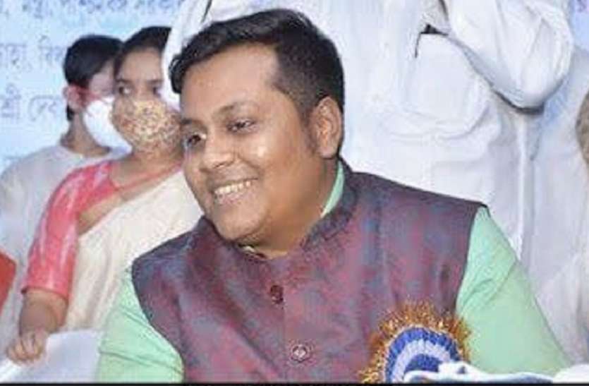 फर्जी टीकाकरण कांड: देवांजन के पास से कई सरकारी विभागों की मुहर मिली West Bengal फर्जी टीकाकरण कांड: देवांजन के पास से कई सरकारी विभागों की मुहर मिली