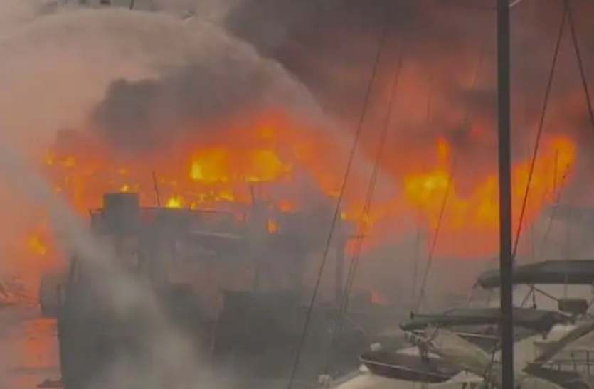 fire ship Hong Kong में 16 जहाज जलकर हुए राख, मचा हड़कंप