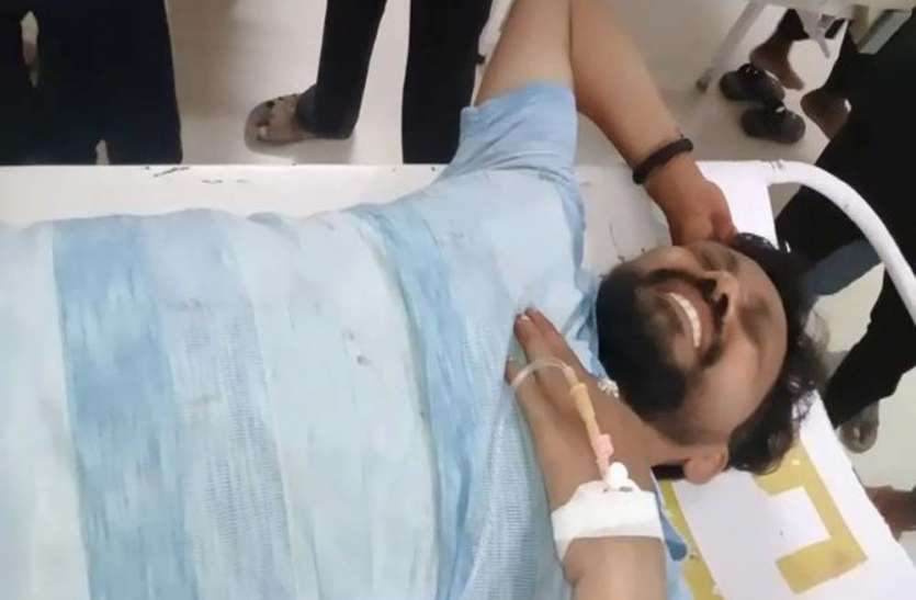गोली लगने से घायल युवक बरसात का पानी बहाने के विवाद में युवक की गोली मार कर हत्या, दो घायल