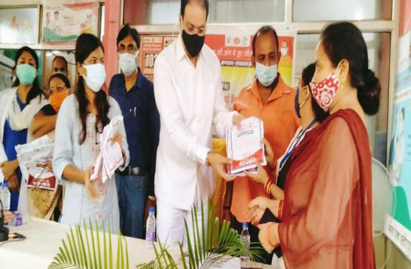 निगरानी समितियों को सौंपी गई लक्षणयुक्त बच्चों में वितरित होने वाली मेडिसिन किट निगरानी समितियों को सौंपी गई लक्षणयुक्त बच्चों में वितरित होने वाली मेडिसिन किट