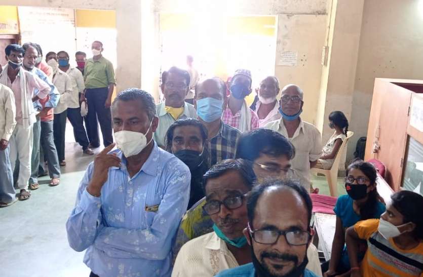 since morning for vaccination टीकाकरण के लिए सुबह से ही पहुंचने लगे लोग