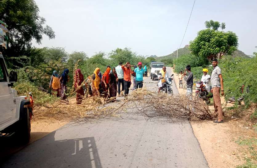 पेयजल संकट से परेशान महिलाओं ने जाम लगाकर प्रदर्शन किया पेयजल संकट से परेशान महिलाओं ने जाम लगाकर प्रदर्शन किया
