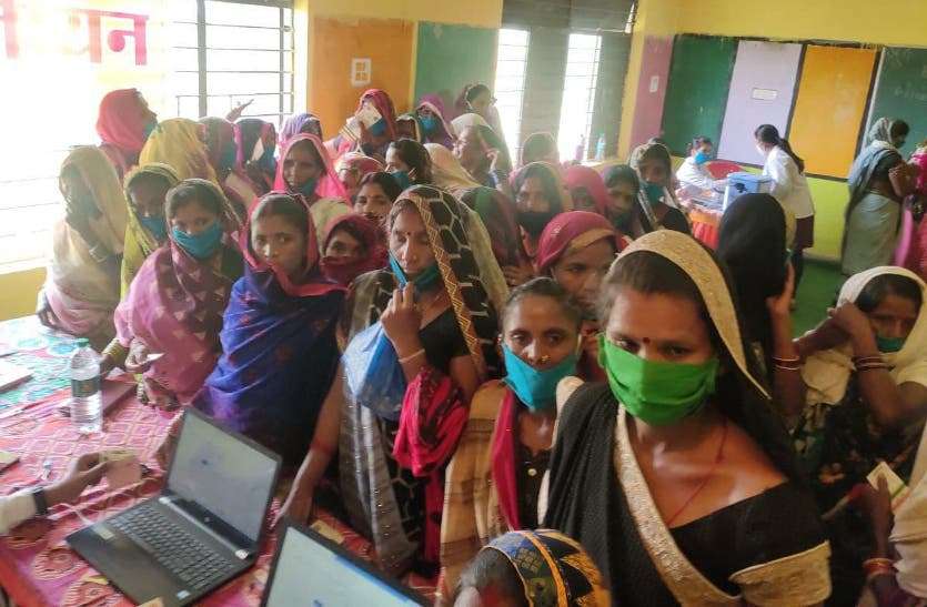 There is chaos in the vaccination center Karhia. जिस केंद्र में प्रशासन की उम्दा व्यवस्था, वहीं टीकाकरण में टूटी कोविड-19 गाइडलाइन