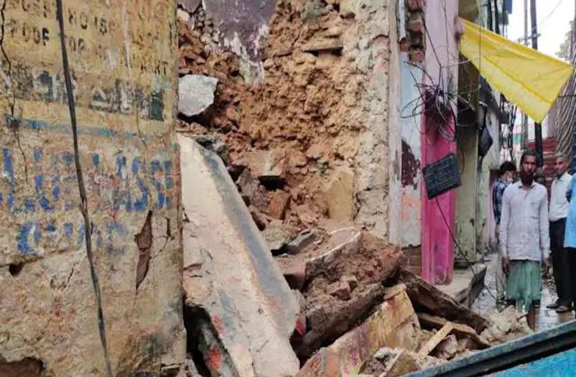 Under construction house collapsed near Kashi Vishwanath काशी विश्वनाथ परिसर के पास निर्माणाधीन मकान ढहा, मलबे में दबे तीन मजदूर, एक की मौत