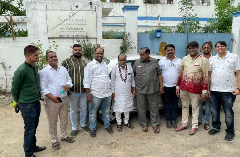 गुरु दर्शन कर किया मानव सेवा कार्यक्रम गुरु दर्शन कर किया मानव सेवा कार्यक्रम