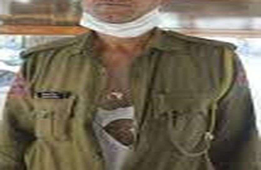 छुट्टी मांगने पर 50 वर्षीय कांस्टेबल को डंडों से पीटा, रखी अजीब शर्त छुट्टी मांगने पर 50 वर्षीय कांस्टेबल को डंडों से पीटा, रखी अजीब शर्त