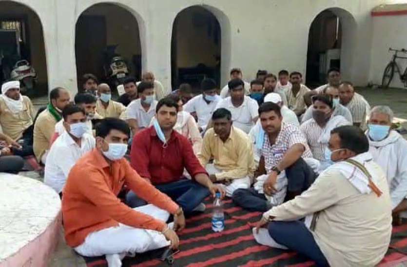 muzaffarnagar_1.jpg सीओ के व्यवहार से क्षुब्ध प्रधानों ने घेरा थाना, जमकर नारेबाजी