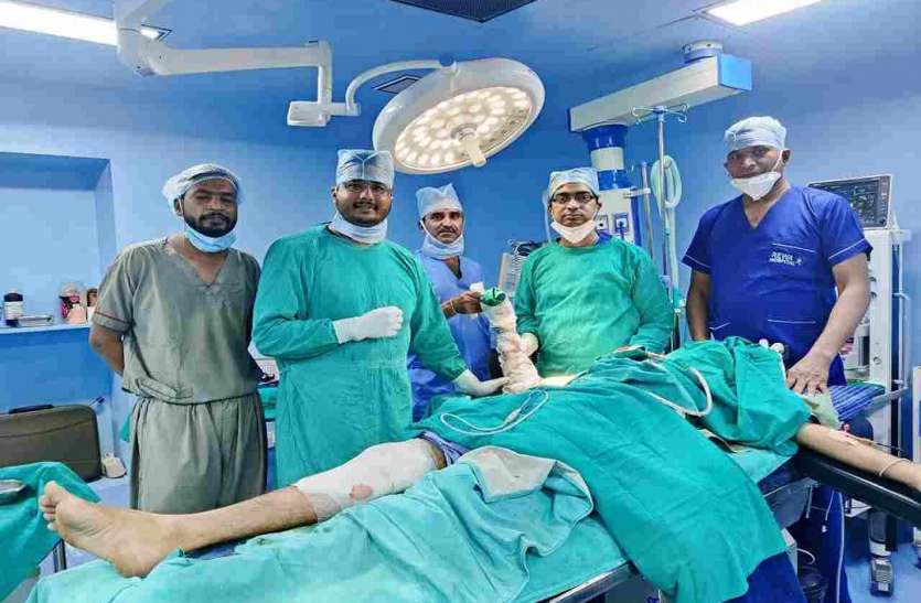 छह घंटे ऑपरेशन के बाद डॉक्टरों ने बचाई बैककर्मी की जान डॉक्टरों की टीम ने छह घंटे के सफल ऑपरेशन के बाद बचा ली बैककर्मी की जान