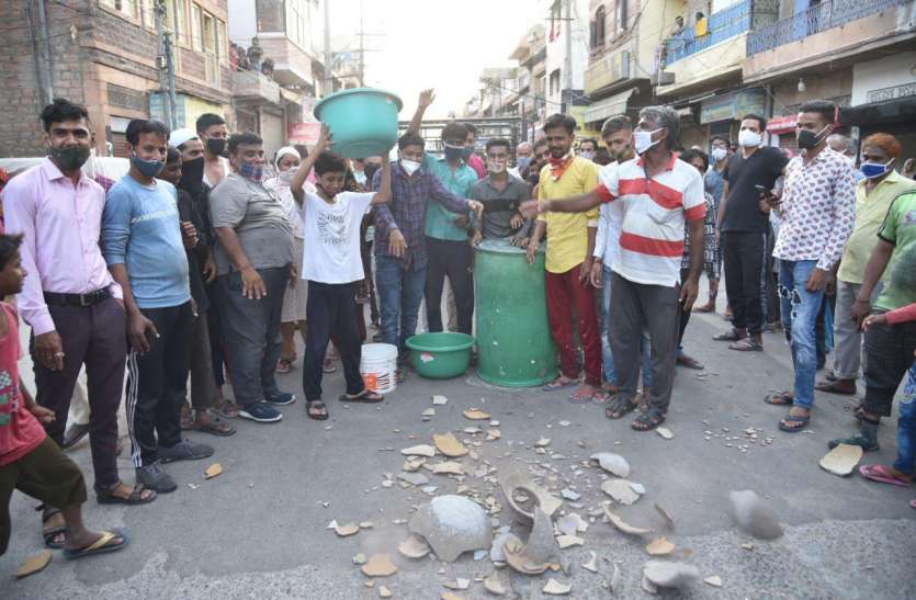 पानी के लिए मटकी फोड़ क्षेत्रवासियों ने किया प्रदर्शन पानी के लिए मटकी फोड़ क्षेत्रवासियों ने किया प्रदर्शन