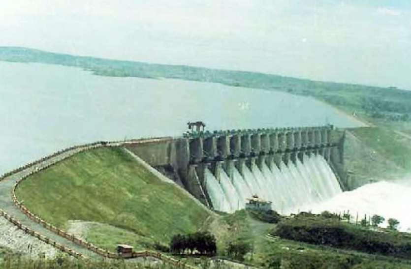 खाली हो रहे बांधों को बादलों के बरसने का इंतजार, पौंग बांध का लेवल 105 व भाखड़ा बांध का 156 फीट नीचे गया खाली हो रहे बांधों को बादलों के बरसने का इंतजार, पौंग बांध का लेवल 105 व भाखड़ा बांध का 156 फीट नीचे गया