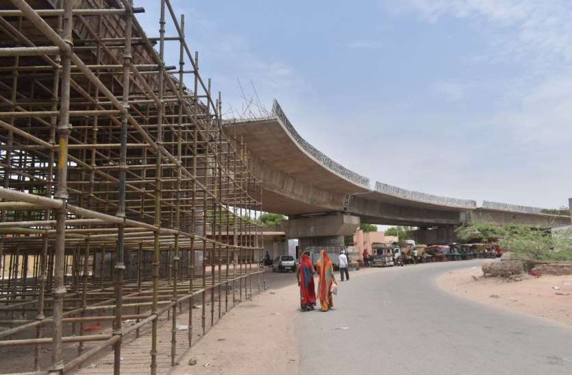 The 'incomplete structures' of the overbridge increased the problems of the residents ओवरब्रिज के ‘अधूरे ढांचों’ ने बढ़ाई शहरवासियों की परेशानी