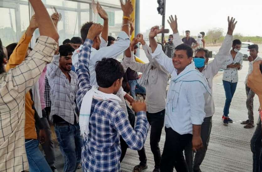 Farmers' dancing agitation at toll block टोल नाके पर किसानों ने नाच नाच कर किया प्रदर्शन