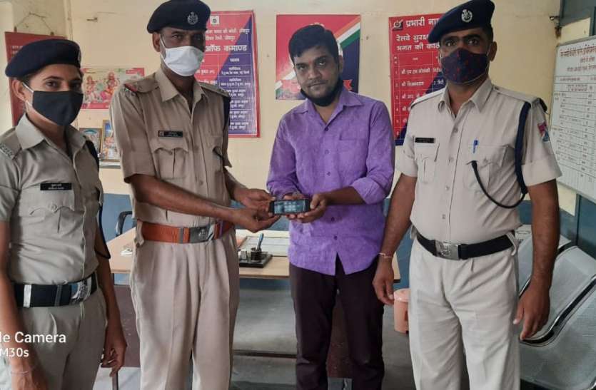 RPF---यात्री ट्रेन में मोबाइल भूला, आरपीएफ ने लौटाया RPF---यात्री ट्रेन में मोबाइल भूला, आरपीएफ ने लौटाया