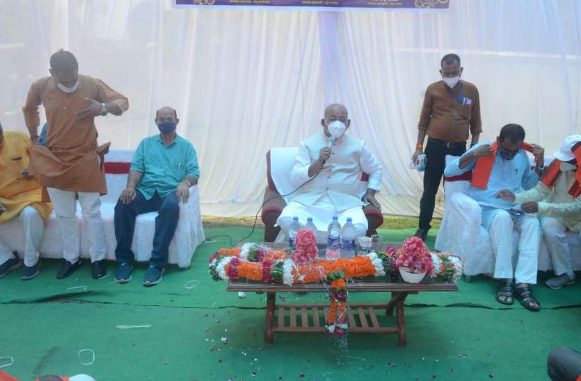 rewa टीकाकरण के प्रति जागरुक करने गांवों में पहुंचे विधानसभा अध्यक्ष