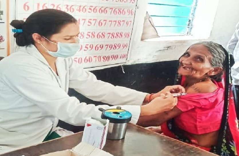 छत्तीसगढ़ में एक दिन में रिकॉर्ड 3.33 लाख को लगा कोरोना का टीका छत्तीसगढ़ में एक दिन में रिकॉर्ड 3.33 लाख को लगा कोरोना का टीका