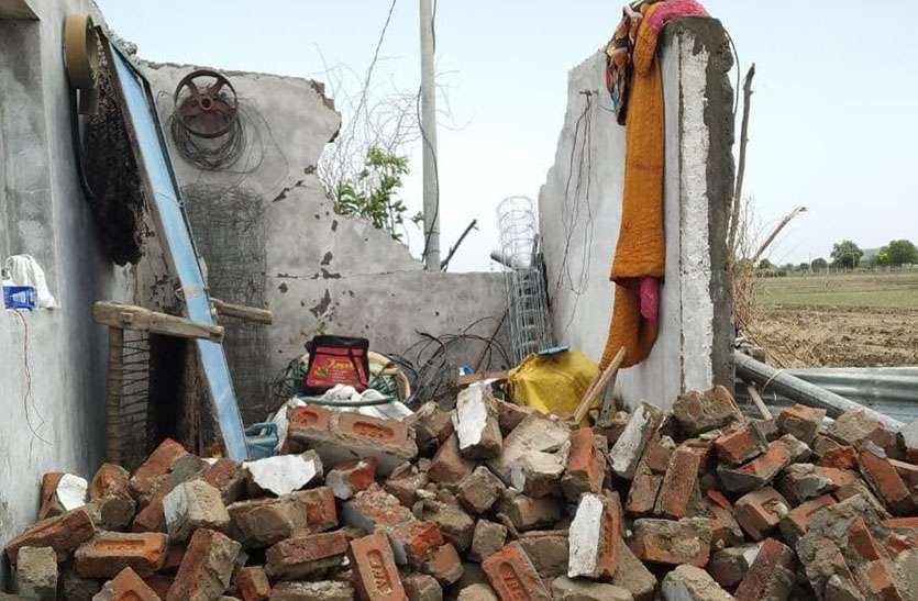 रातभर चला बरसात का दौर, अंधड़ से पेड़ उखड़े, दीवारें गिरी रातभर चला बरसात का दौर, अंधड़ से पेड़ उखड़े, दीवारें गिरी