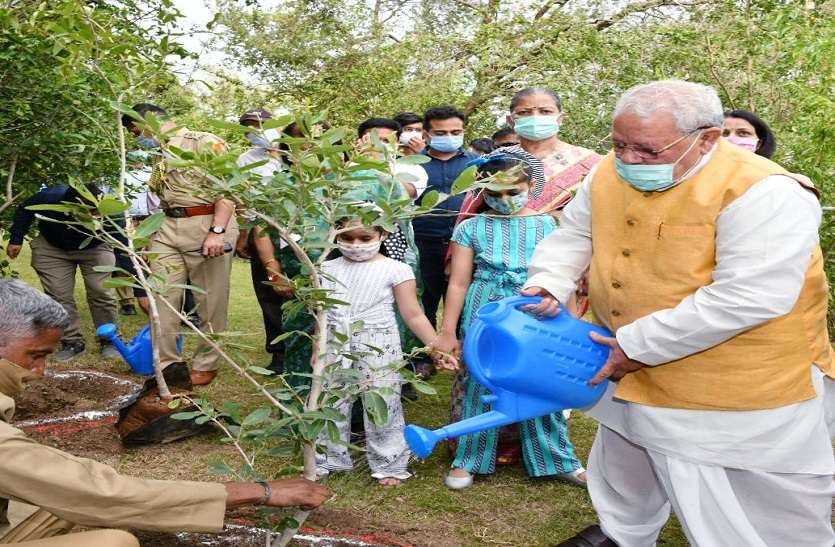 राज्यपाल ने किया पौधरोपण राज्यपाल ने किया पौधरोपण