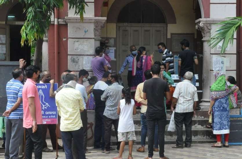 रविवार को भी बंद रहे वैक्सीन सेंटर रविवार को भी बंद रहे वैक्सीन सेंटर