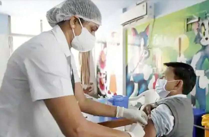 India beats America to set world record for giving maximum corona vaccine dose कोरोना संकट के बीच भारत ने वैक्सीनेशन को लेकर बनाया वर्ल्ड रिकॉर्ड, इस देश को छोड़ा पीछे