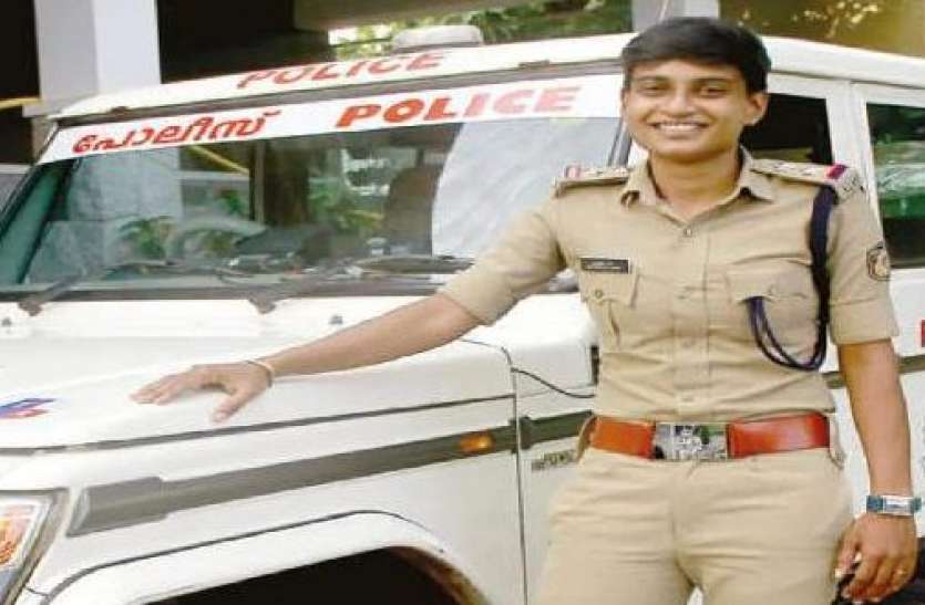 505.jpg केरलः शिकंजी और आइसक्रीम बेचकर बनीं पुलिस अफसर, जानिए कैसे महिला ने हर मुसीबात को दी मात