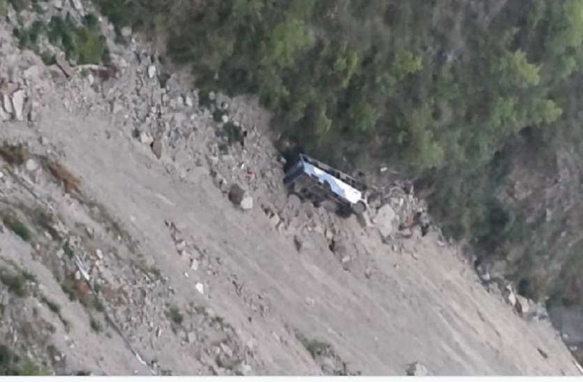 himachal_road_accident.jpg हिमाचल में भीषण सड़क हादसा: गहरी खाई में वाहन के गिरने से 9 लोगों की मौत, 3 घायल