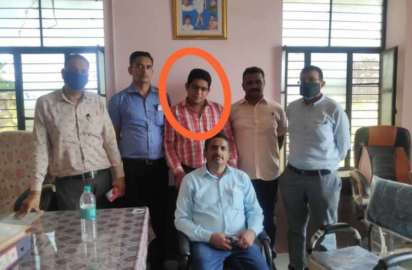 बांसवाड़ा : प्रधानमंत्री बीमा राशि के लिए रिश्वतखोरी, बैंक प्रबंधक गिरफ्तार बांसवाड़ा : प्रधानमंत्री बीमा राशि के लिए रिश्वतखोरी, बैंक प्रबंधक गिरफ्तार