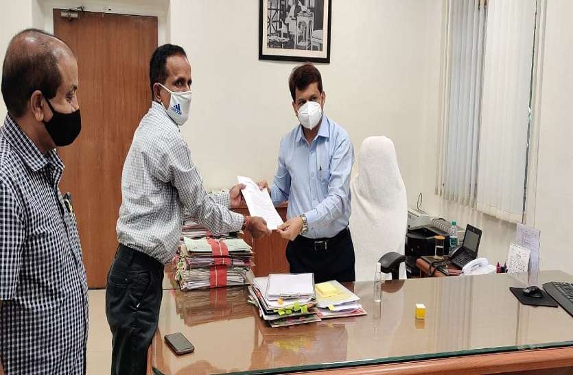 समान पात्रता परीक्षा आदेशों का विरोध, सीएम के नाम ज्ञापन समान पात्रता परीक्षा आदेशों का विरोध, सीएम के नाम ज्ञापन