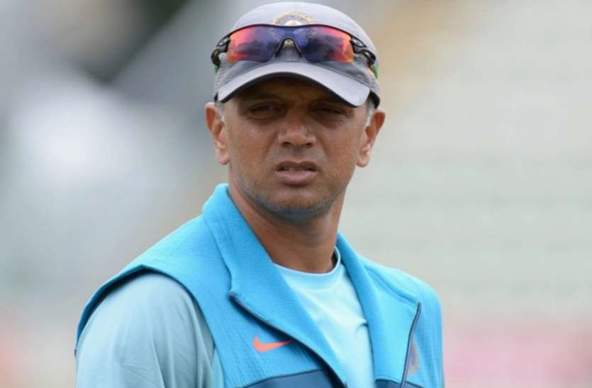 rahul_dravid.jpg जरूरत पड़ने पर इंग्लैंड में मौजूद भारतीय टीम मैनेजमेंट से बात कर सकते हैं द्रविड़