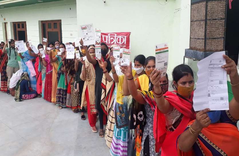 Awareness: भ्रांतियों को किया दरकिनार, वैक्सीन लगवाने उमड़े लोग Awareness: भ्रांतियों को किया दरकिनार, वैक्सीन लगवाने उमड़े लोग