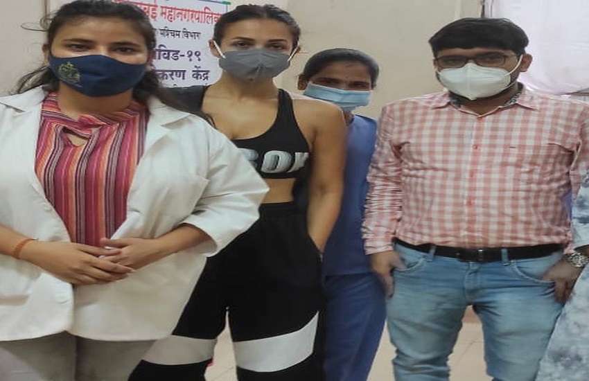 Malaika Arora Reached At Vaccination Center In Sports Bra स प र ट स ब र म व क स न शन क द सर ड ज लगव न पह च Malaika Arora ह ई ब र तरह ट र ल Patrika News