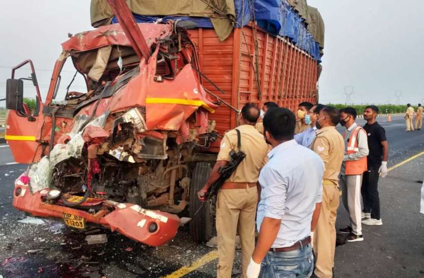 accident आगरा लखनऊ एक्सप्रेस वे पर खड़ी बस में घुसी डीसीएम, पांच की मौत दो घायल