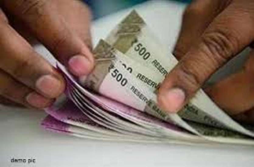 bribe lokayukta trap: 11 हजार रिश्वत लेते सेल्समैन का सहयोगी गिरफ्तार, सेल्समैन फरार