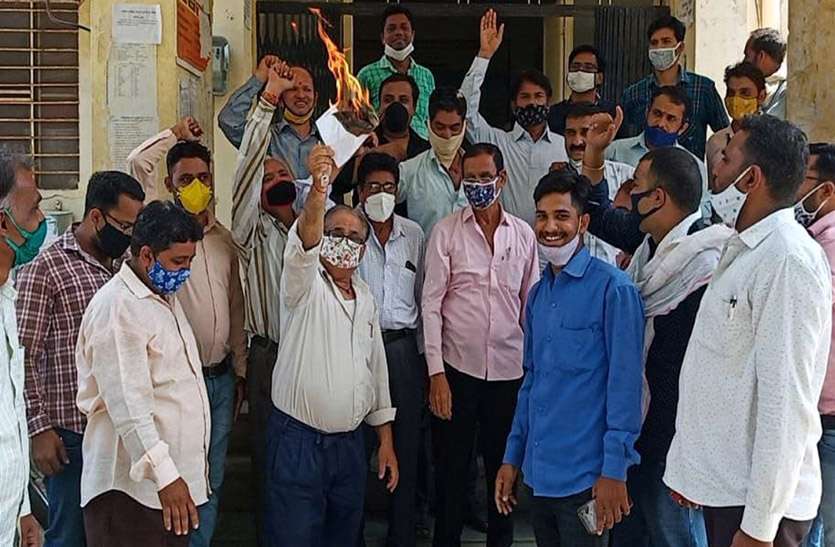 कनिष्ठ सहायक पद के लिए योग्यता स्नातक करने की मांग कनिष्ठ सहायक पद के लिए योग्यता स्नातक करने की मांग