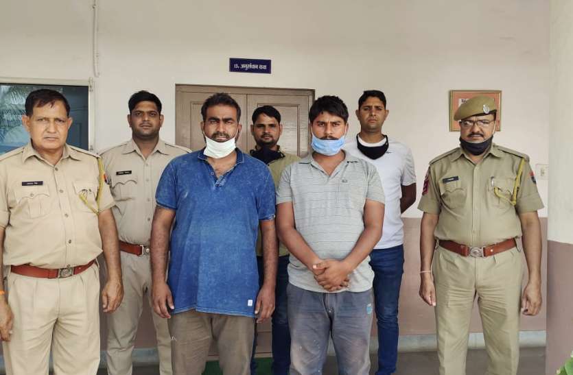 गाड़ियों के शीशा तोड़कर चोरी करने वाले दो बदमाश गिरफ्तार गाड़ियों के शीशा तोड़कर चोरी करने वाले दो बदमाश गिरफ्तार
