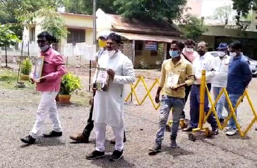 Protested by tying a black band with Baba Saheb's photo in his hand हाथ में बाबा साहब की फोटो लिए काली पट्टी बांधकर किया विरोध