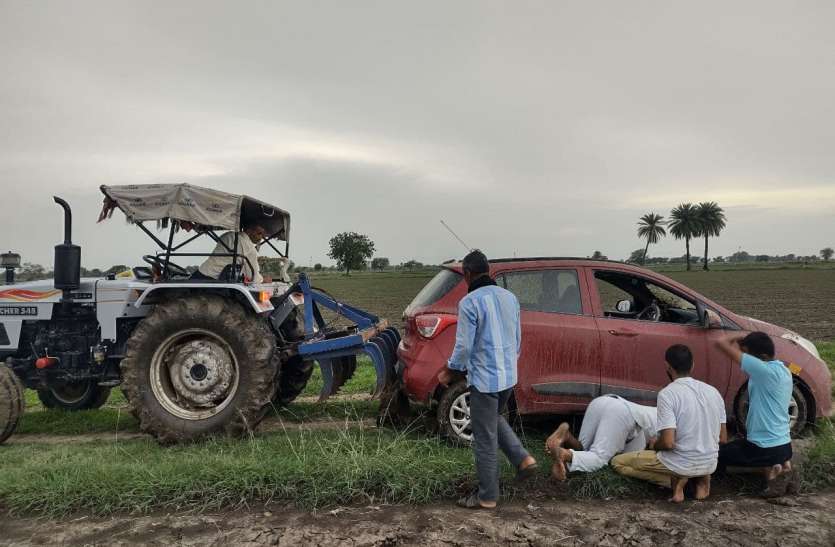 गूगल मैप्स से चले गए सिंगल रूट पर फंसी कार।. गूगल मैप्स से चले गए सिंगल रूट पर, फंस गए जर्मनी और उत्तराखण्ड के पर्यटक