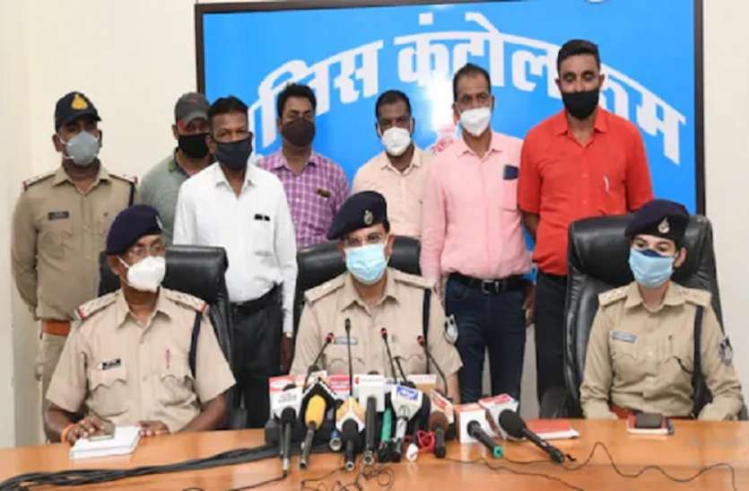 पुजारी हत्याकांड का खुलासा करती पुलिस पुजारी की हत्याकांड खुलासा, बेटे ने ही कर दी पुजारी पिता की हत्या