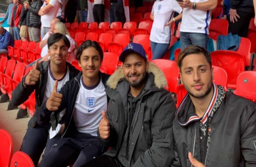 rishabh_pant.jpg कोरोना से खतरे के बीच दर्शकों से भरे स्टेडियम में मैच देखने पहुंचे ऋषभ पंत
