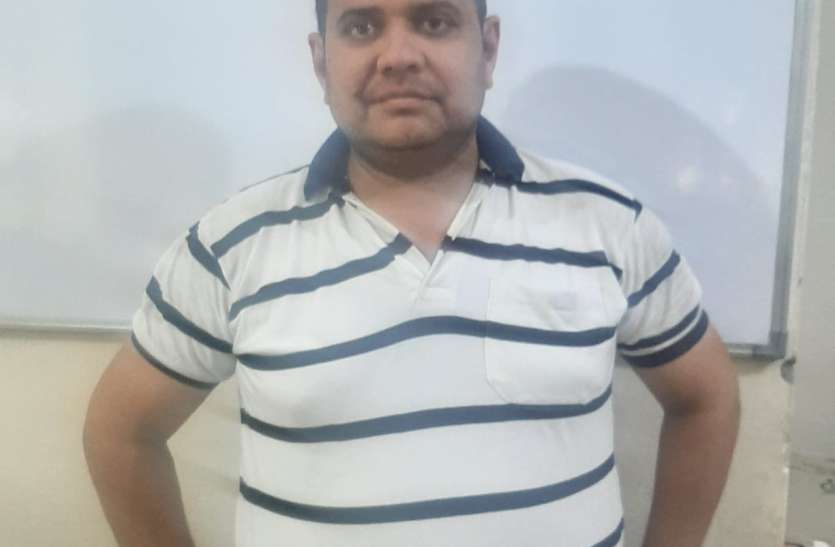 दो साल से फरार धोखाधड़ी का आरोपी गिरफ्तार दो साल से फरार धोखाधड़ी का आरोपी गिरफ्तार