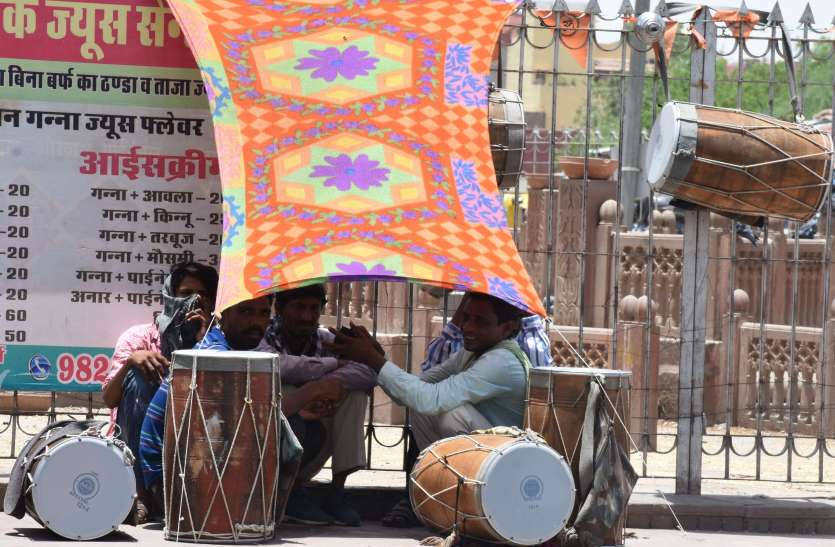 उमस के साथ तपन बढ़ा रही बैचेनी उमस के साथ तपन बढ़ा रही बैचेनी