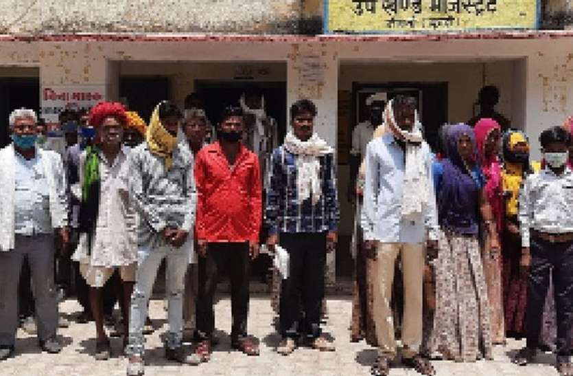 बुलडोजर से खाई खोदकर बंद किया आमरास्ता बुलडोजर से खाई खोदकर बंद किया आमरास्ता