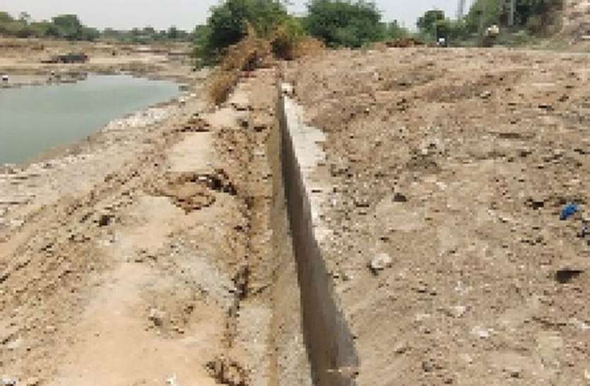 अलोद मेज नदी बायपास पर बनी सुरक्षा दीवार अलोद मेज नदी बायपास पर बनी सुरक्षा दीवार