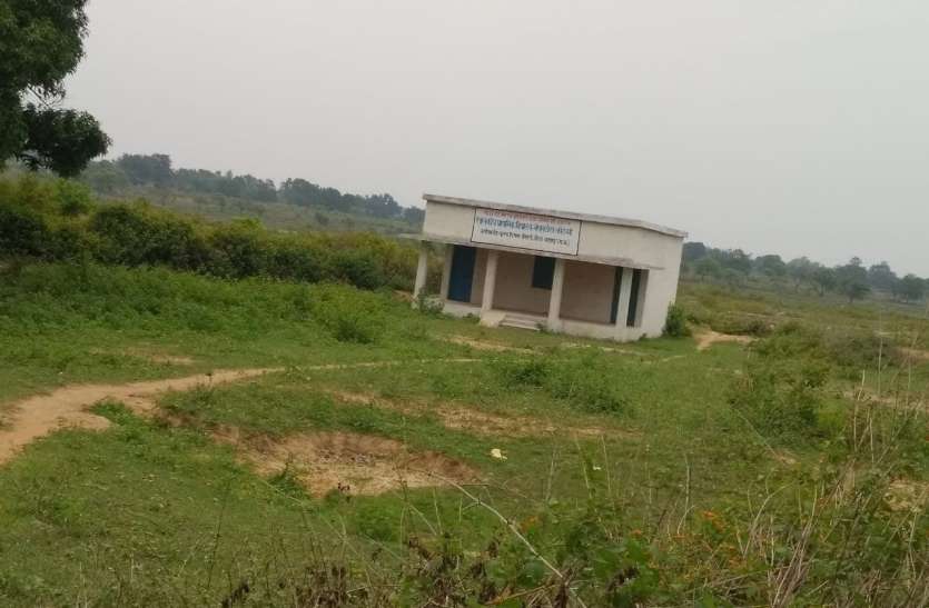 After acceptance the construction work of the school was closed for tw स्वीकृति के बाद अतिक्रमण की उलझन में दो वर्षो से बंद पड़ा स्कूल का निर्माण कार्य