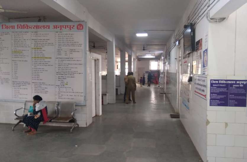 Indefinite strike: Patients are being referred due to lack of staff, n अनिश्चितकालीन हड़ताल: स्टाफ की कमी में मरीज हो रहे रेफर,काम पर वापस लौटने को तैयार नहीं नर्से