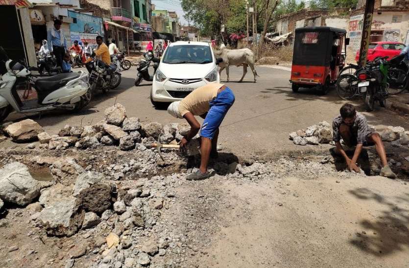 एक माह पहले बनी सड़क फिर खोदी जा रही एक माह पहले बनी सड़क फिर खोदी जा रही