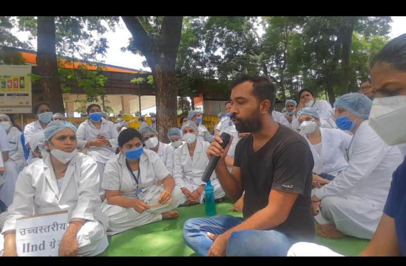 चौथे दिन भी अस्पताल के सामने हड़ताल पर डटी रहीं नर्सें चौथे दिन भी अस्पताल के सामने हड़ताल पर डटी रहीं नर्सें
