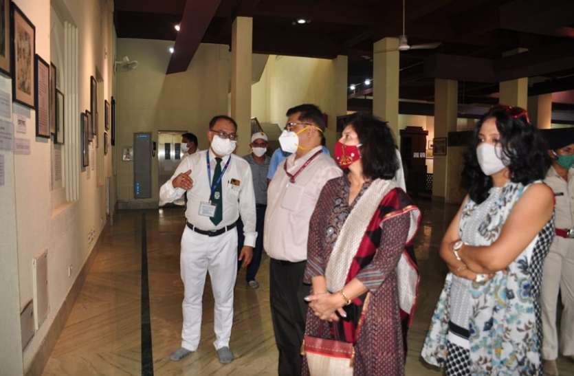 WEST BENGAL NEWS--जीएम पहुंचे टैगोर से जुड़े गीतांजलि संग्रहालय WEST BENGAL NEWS--जीएम पहुंचे टैगोर से जुड़े गीतांजलि संग्रहालय