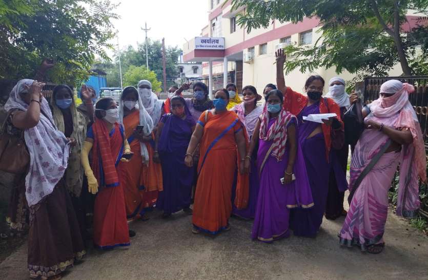 0401nsp8.jpg आशा ऊषा कार्यकर्ताओं ने सौंपा ज्ञापन दूसरे दिन भी हड़ताल पर डटी रहीं नर्सें