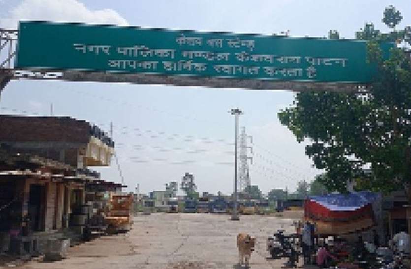 बसें नहीं चलने से यात्री परेशान बसें नहीं चलने से यात्री परेशान